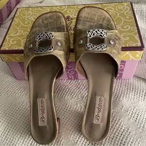 Brighton Lady Oyster Patent Croc Sandal